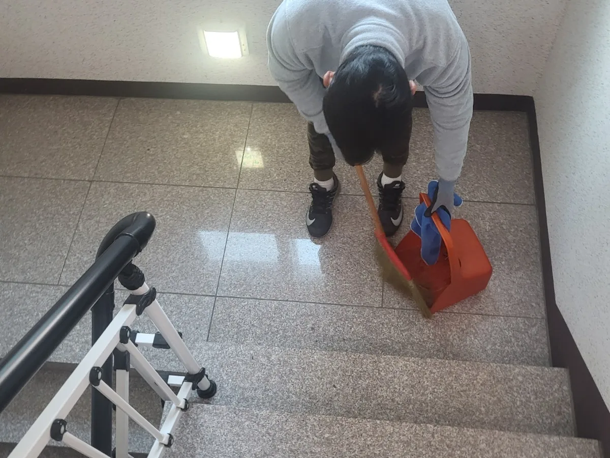 의정부시 낙양동 빌라 공동현관 장비 주변 정밀 위생청소 사례 - 행진크린