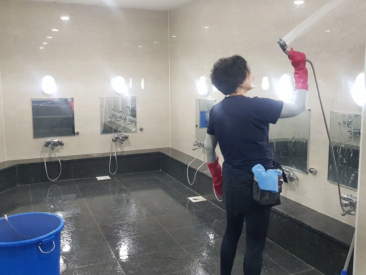 포천시 신읍동 목욕탕 탈의실·파우더룸 바닥 위생청소 사례 - 행진크린